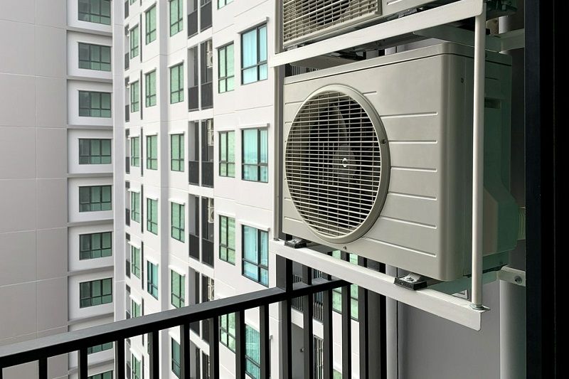 Czy zewnętrzną jednostkę klimatyzatora można zamontować na balkonie?